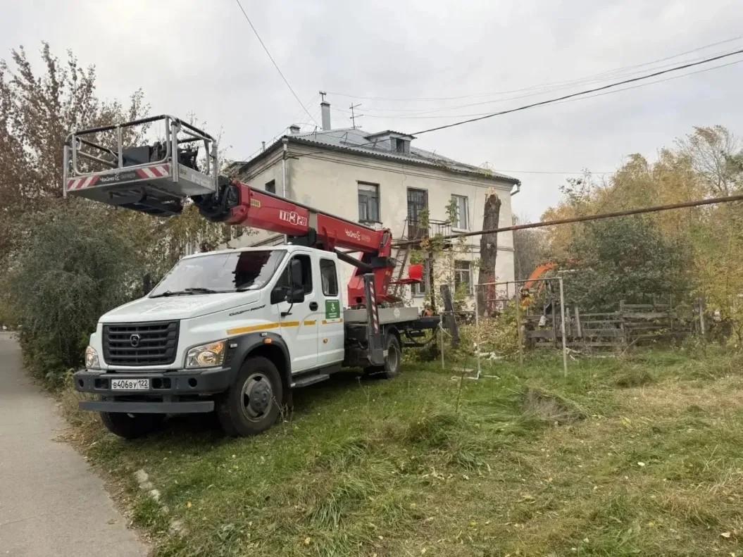 Поврежденные авто и перебои со светом и газом: в Барнауле устраняют последствия непогоды. Фото
