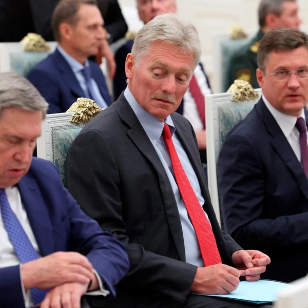 Слева направо: помощник Президента Юрий Ушаков, заместитель Руководителя Администрации Президента&nbsp;— пресс-секретарь Президента Дмитрий Песков и Заместитель Председателя Правительства Александр Новак | Источник: kremlin.ru