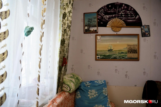 Жилая комната в помещении всего одна, ее дворник отремонтировала сама | Источник: Наталья Черепанова / MGORSK.RU