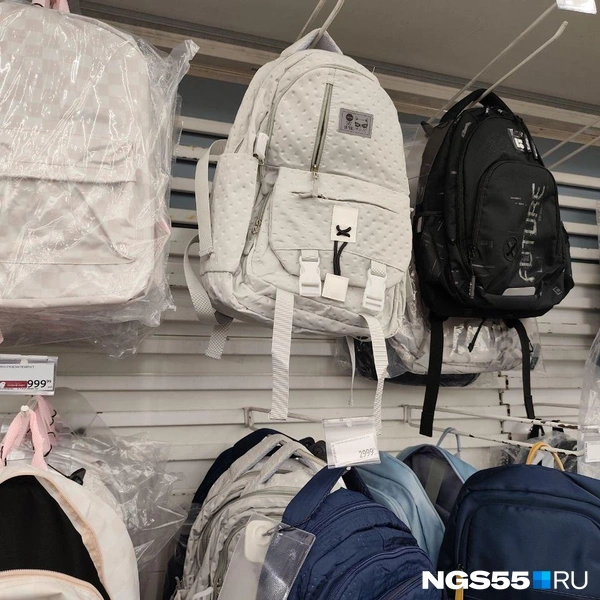 Некоторые недорогие рюкзаки в «Ашане»&nbsp;— маркие и тонкие | Источник: Мария Носенко / NGS55.RU