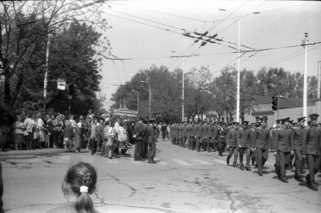 Военные идут по улице Северной, 9 мая 1989 года | Источник: Myekaterinodar.ru