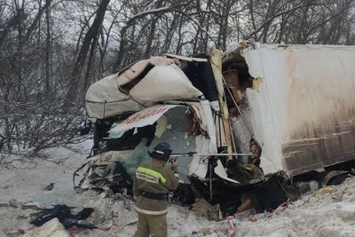 Лобовое столкновение фур в Самарской области: погиб водитель