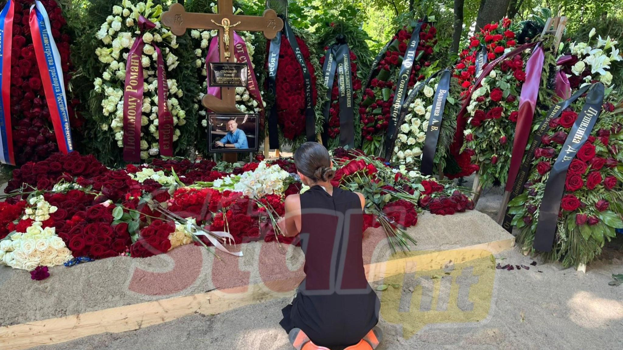 Зареванная легла на могилу. Молодая вдова Старовойта пришла к нему на 9-й день после смерти