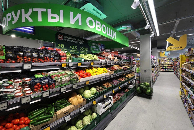 Фирменные персонажи словно ведут диалог с посетителем | Источник: розничная сеть «Магнит»