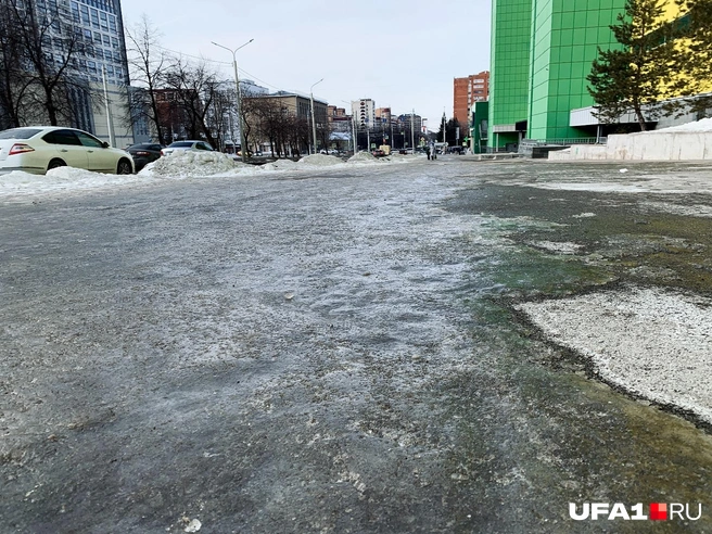 Видно, что реагентами сыпали — лед чуть продырявился | Источник: Андрей Бирюков / UFA1.RU