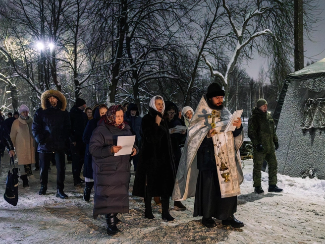 Ночью в парке состоялся крестный ход. | Источник: Артем Бауман / 76.RU