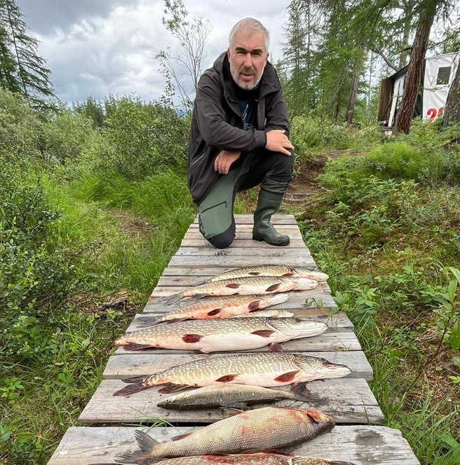 Туристам пришлось буквально выживать в дикой природе — на обед они смогли наловить местной рыбы | Источник: предоставлено Егором Клепилиным