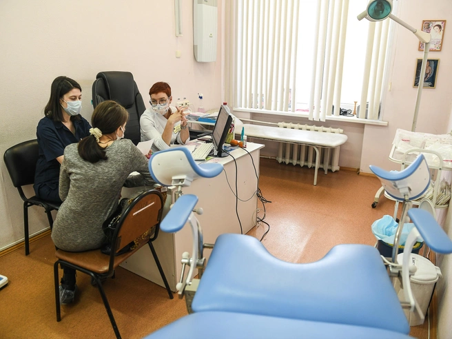 Отсутствие терапии при гонорее способно вызвать тяжелые осложнения, включая воспалительные процессы в органах малого таза и бесплодие. | Источник: Артем Устюжанин / E1.RU