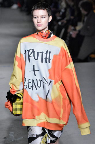 Свитшот Truth + Beauty («Правда и красота») Marques’ Almeida FW18-19И эту вещь Марта Маркус и Пауло Алмейда смогли бы переделать для первой леди, превратив ее из артефакта уличной моды в обычный предмет повседневного гардероба. Два этих слова, быть может, действуют на сознание не так крепко, как другие лозунги — но и в них тоже чувствуется сила.