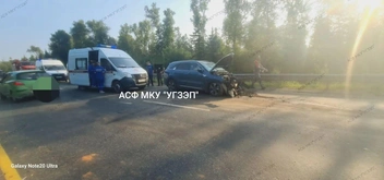 На место аварии приехали экстренные службы | Источник: МКУ «УГЗЭП» / Vk.ru