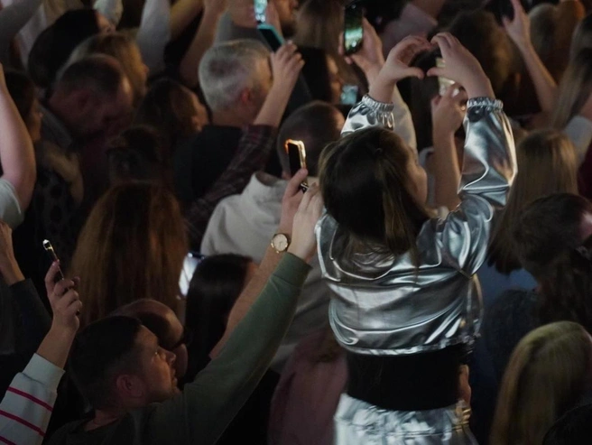 Юная поклонница с танцпола показывала сердечки Басте | Источник: Полина Зайцева / 76.RU