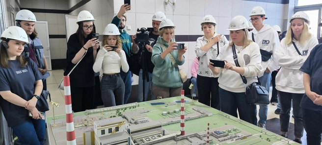 Знакомство гостей с предприятием началось с макета ТЭЦ-3 | Источник: «СУЭК-Красноярск»