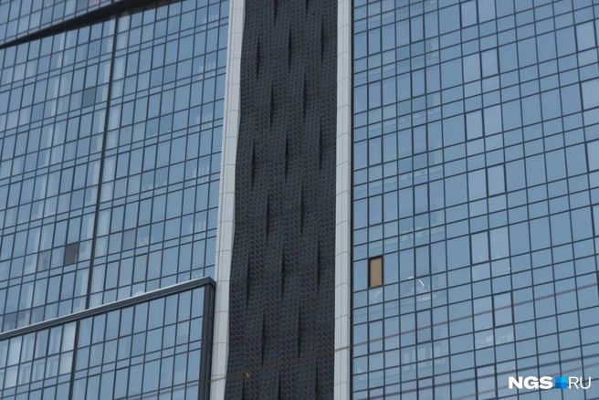 Дом выделяется на улице Фрунзе не только высотой, но и оригинальным остекленным фасадом&nbsp;— он-то их и подвел, считают владельцы квартир | Источник: Андрей Бортко / NGS.RU