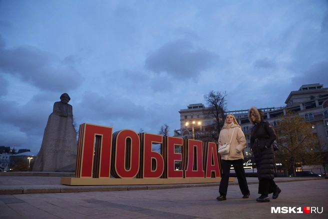 У площади гуляют прохожие | Источник: Дмитрий Толстошеев / MSK1.RU
