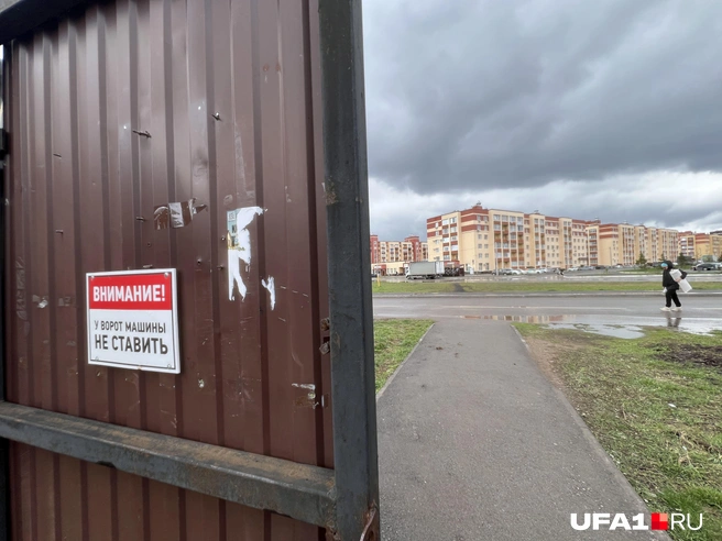 А это выход к улице, ведущей в школу | Источник: Андрей Бирюков / UFA1.RU