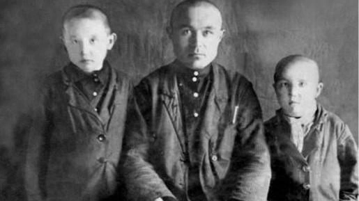 Муртаза Рахимов с отцом и братом | Источник: История Уфы и Башкортостана | Старые фотографии / Vk.com