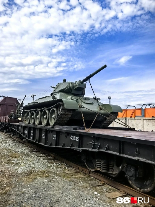 Состав прибыл с настоящими танками военных лет | Источник: Анастасия Шевякова / 86.RU