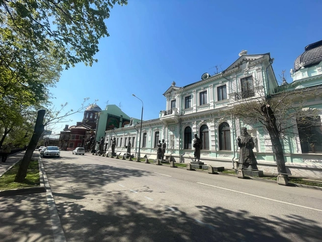 Раньше в этом здании было немецкое посольство, а теперь мастерская Зураба Церетели | Источник: Татьяна Зудакова / MSK1.RU