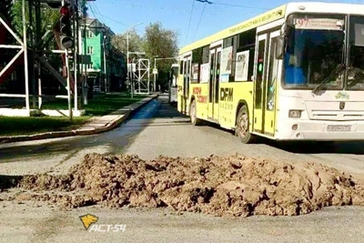 Объезжать по встречке: самосвал рассыпал глину в Новосибирске