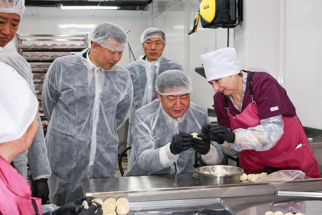 Местные технологи учили представителей правительства Маньчжурии лепить пельмени | Источник: «Забайкальское застолье»