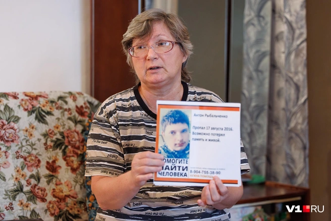 Нина расклеивает ориентировки по всему городу в надежде, что ей кто-то позвонит | Источник: Алексей Волхонский / V1.RU