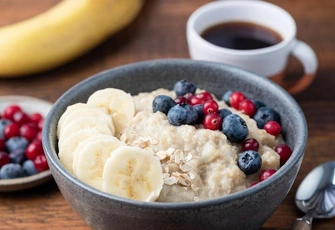 Одна каша не считается: 10 добавок, которые сделают овсянку идеальным завтраком