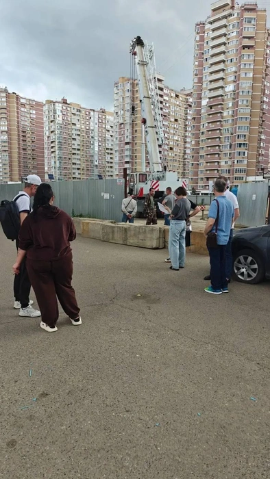 Жильцы недовольны появлением 11-метрового ТЦ&nbsp;под окнами | Источник: предоставлено местными жителями