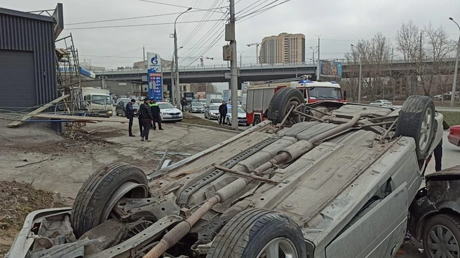 Водитель на Toyota Carina на высокой скорости врезался в сотрудника АЗС | Источник: ГАИ по Новосибирску
