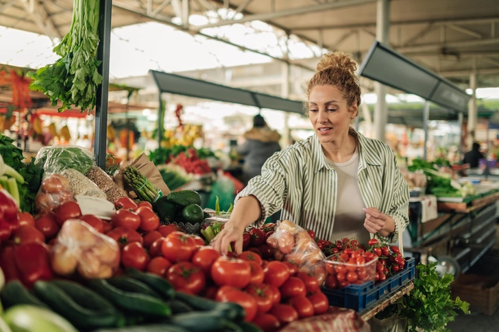 Куда жаловаться, если вас обманули на рынке | Источник: Zamrznuti tonovi/Shutterstock/Fotodom.ru
