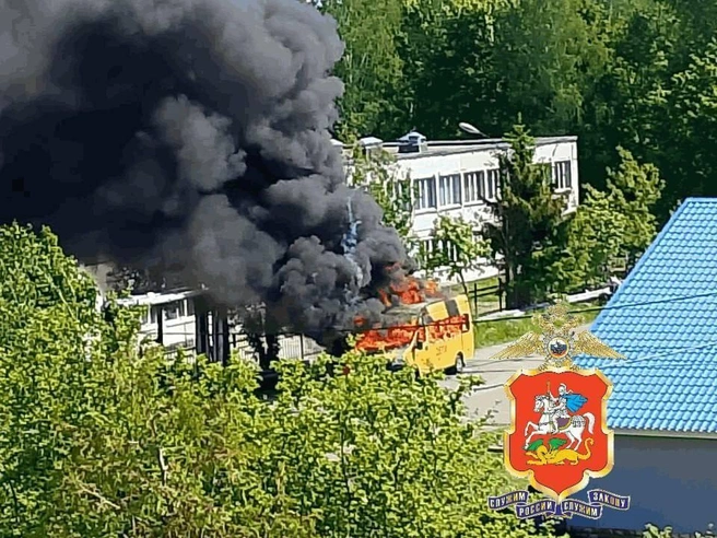 В Подмосковье загорелся школьный микроавтобус | Источник: Подмосковная полиция / T.me