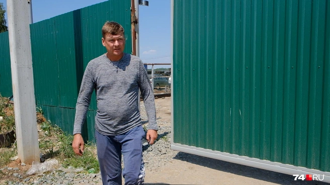 Сотрудник «Экосистемы» общался с нами, оставив лишь узкий проход на территорию | Источник: Леонид Меньшенин