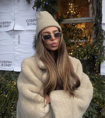 Волосы лучше выпускать (но не в мороз: в –30 не до стиля) | Источник:  ru.pinterest.com