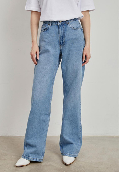 Удлиненные голубые джинсы