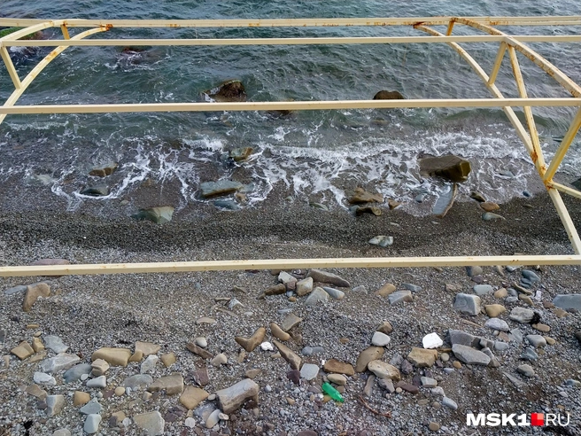 Осенние штормы уже начали выносить на крымские пляжи прибрежный мусор&nbsp;— самый многочисленный в Черном море | Источник: Александра Сотникова / MSK1.RU