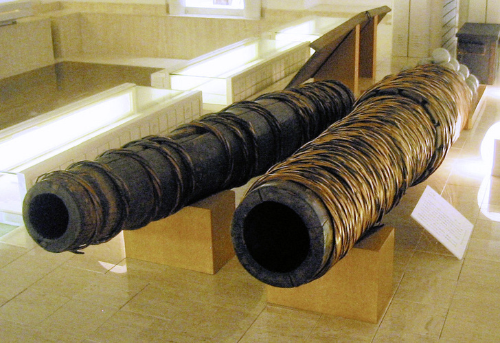 Из дерева, бамбука и кожи: самые курьезные пушки в истории