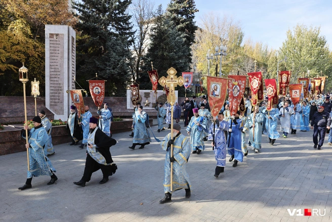 У одного из батюшек заметили рацию — весьма нужное средство связи в эпоху тотального дефицита мобильного интернета | Источник: Алексей Волхонский / V1.RU