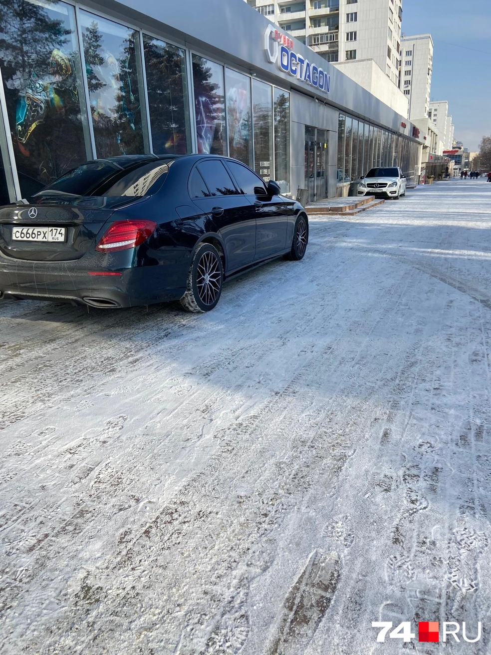 Тротуар превратили в парковку на проспекте Ленина в Челябинске, февраль  2022 г. - 26 февраля 2022 - 74.ру