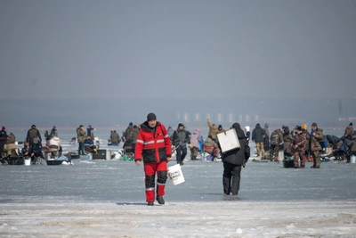 Шуров объяснил, почему рыбаки рискуют на тонком льду