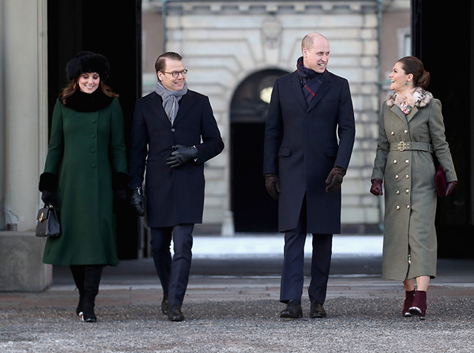 Кейт Миддлтон и принц Уильям (в забавных шапках) прилетели в Швецию