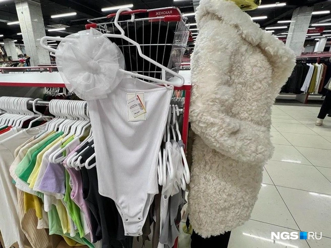 Такой комбидресс, возможно, получится удачно совместить с брюками. Цена вопроса — всего 799 рублей | Источник: Настасья Медведева / NGS.RU