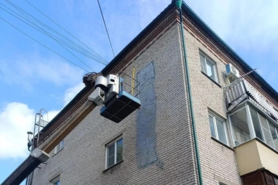 В центре Барнаула закрасили скандальные граффити с фасадов двух домов