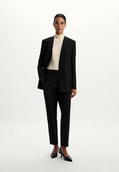 Черные брюки&nbsp;&mdash; снова база, но есть нюансы