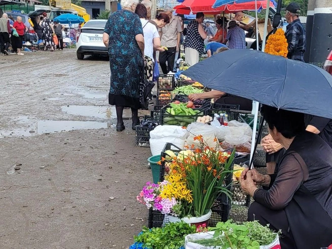 Селяне приезжают рано утром и выгружают товар | Источник: читатель 72.RU