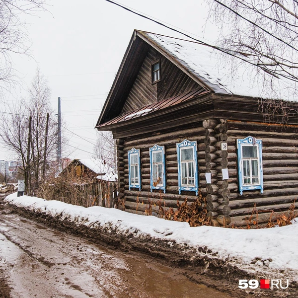 Этот деревянный дом оказался на пути будущей трассы, вскоре его снесут | Источник: Тимофей Калмаков / 59.RU