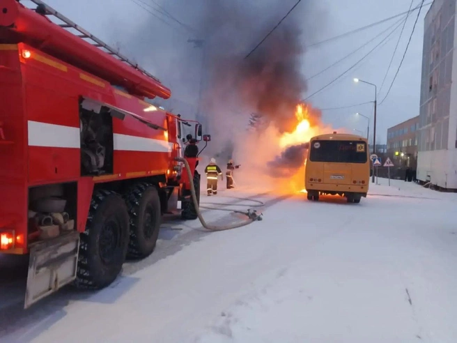 Огонь повредил автобус на площади 6 квадратных метров | Источник: Министерство по делам гражданской обороны и обеспечению безопасности жизнедеятельности населения Якутии / t.me