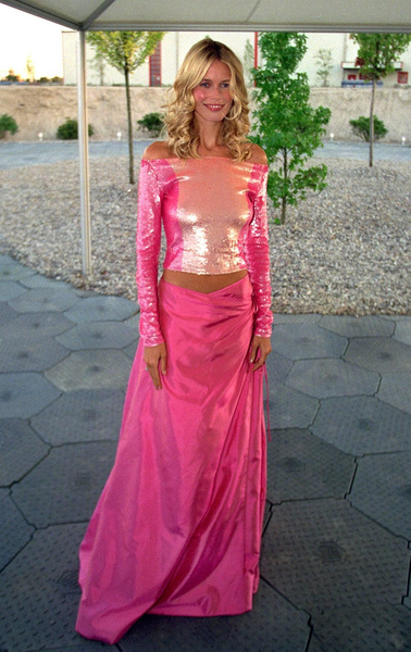 Barbiecore из 90-х: как одевалась «живая Барби» Клаудия Шиффер в эпоху стильного минимализма