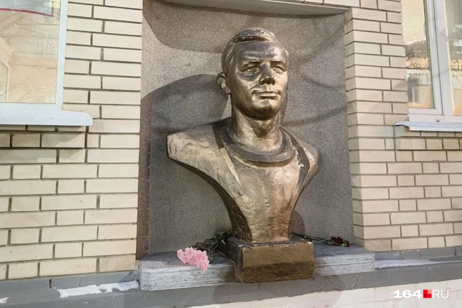 Возле техникума есть даже бюст первому космонавту | Источник: Антон Васильченко / 164.RU