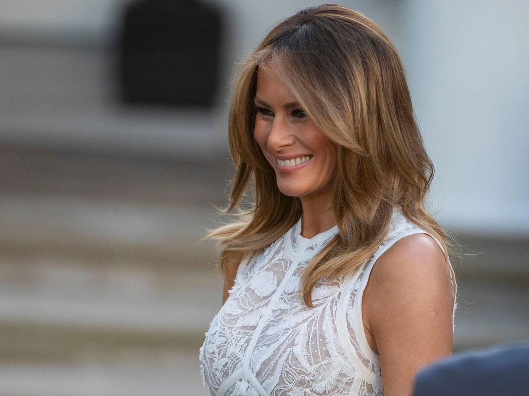 Мелания Трамп перед церемонией вручения президентом США Дональдом Трампом президентской медали свободы игроку в гольф Тайгеру Вудсу в розовом саду Белого дома в Вашингтоне, округ Колумбия, 6 мая 2019 | marieclaire.ru