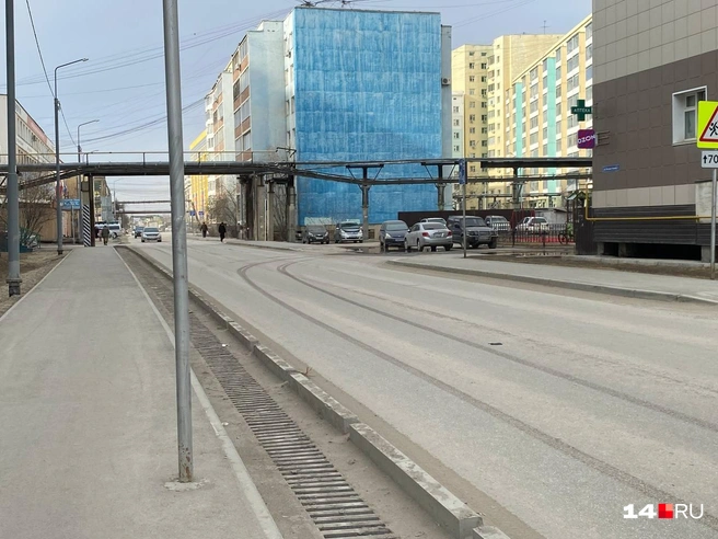 Пока на проезжей части ни единой трещинки, тротуары тоже выдержали зиму. Прямо не верится | Источник: Надежда Ефимова / 14.RU