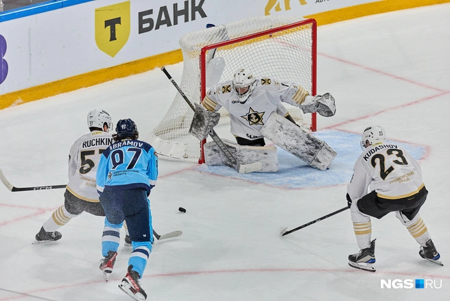 Сибирская команда решила не сдаваться, и уже через 5 минут Сергей Широков, игрок «Сибири» под номером 52, забросил шайбу в ворота противника | Источник: Александр Ощепков / NGS.RU